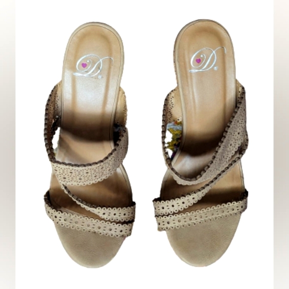 EUC Heart in D multi laser cut strap wedge heel tan faux leather scalloped edges - Picture 3 of 6